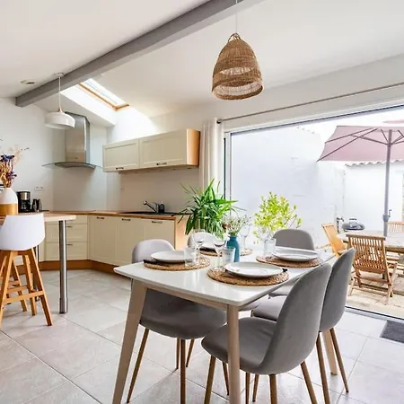 بيت للعطل Agreable Maison De بورنيك